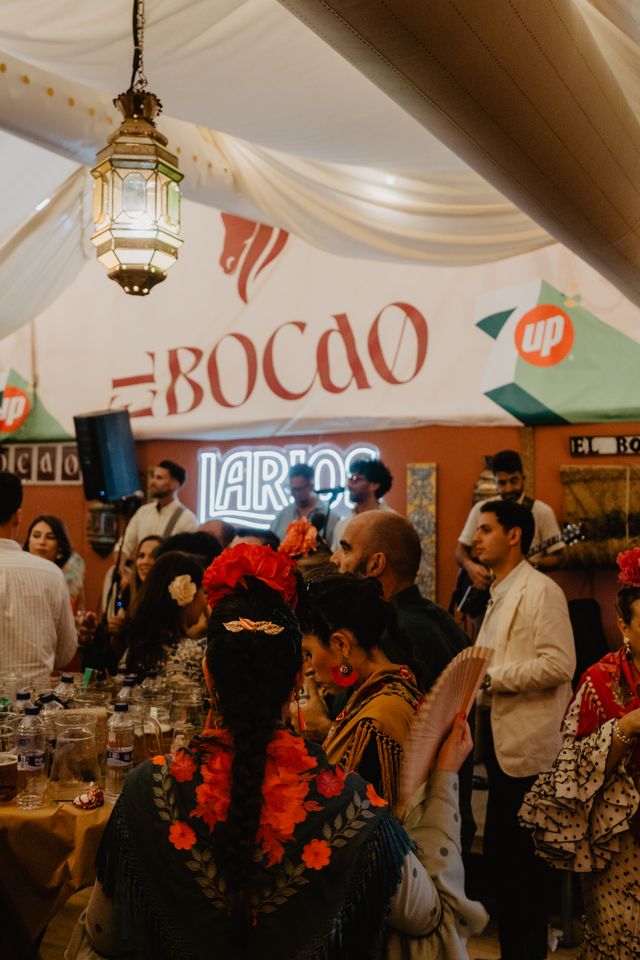 La carpa con las mesas puestas y la banderola «El Bocao»